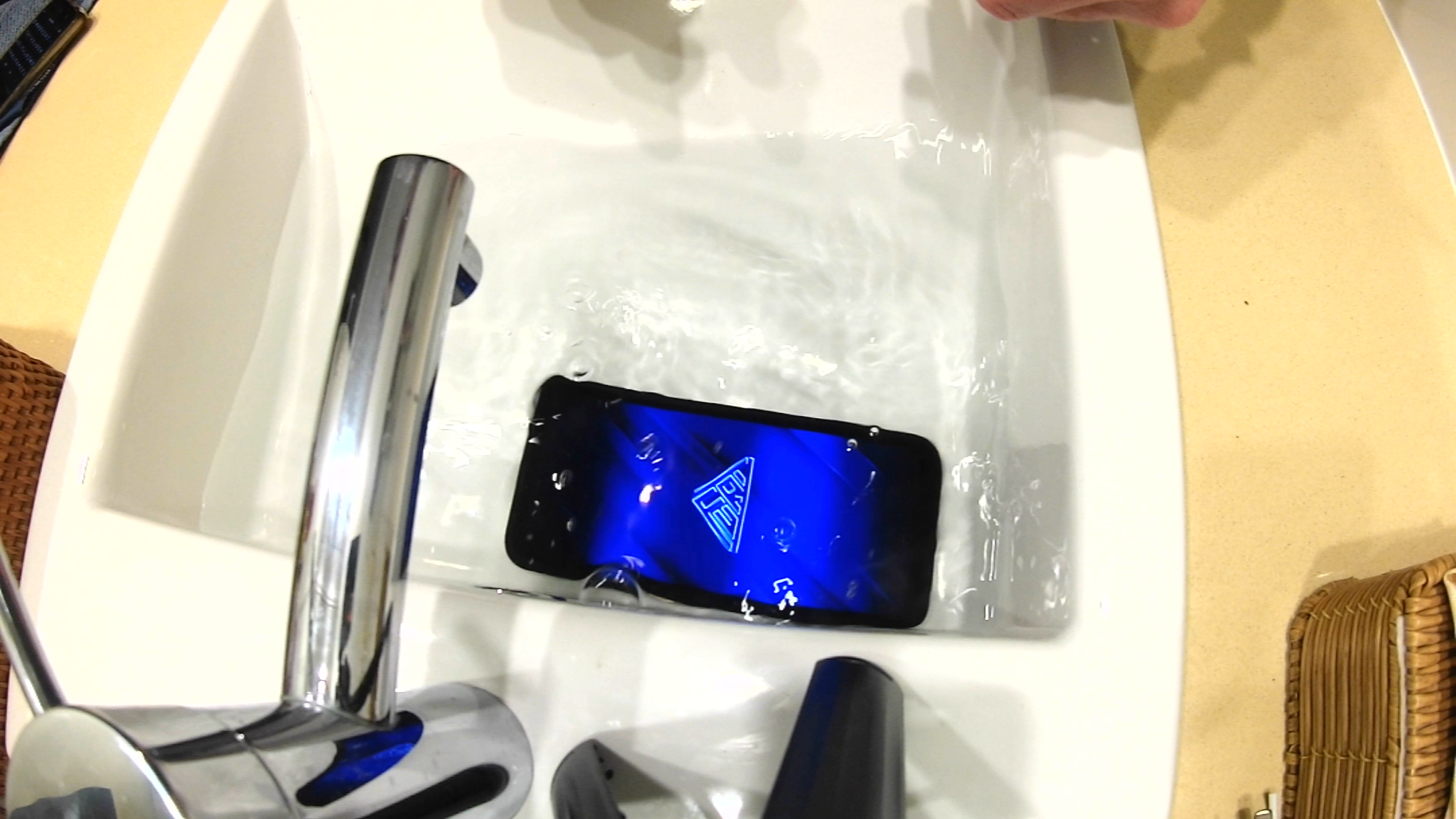 FLX1 着脱式バッテリー搭載の防水仕様